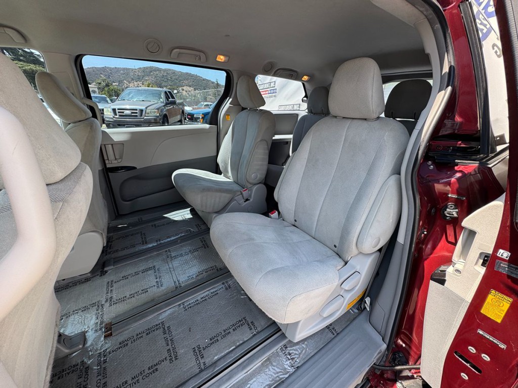 2013 Toyota Sienna Image 15