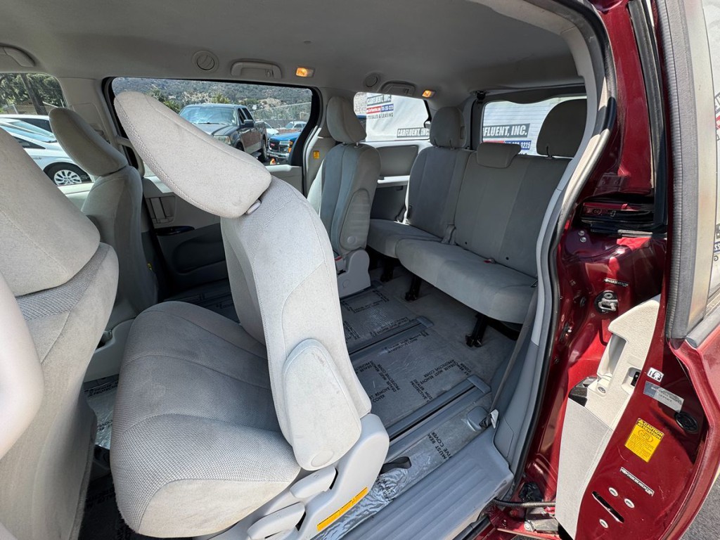 2013 Toyota Sienna Image 16