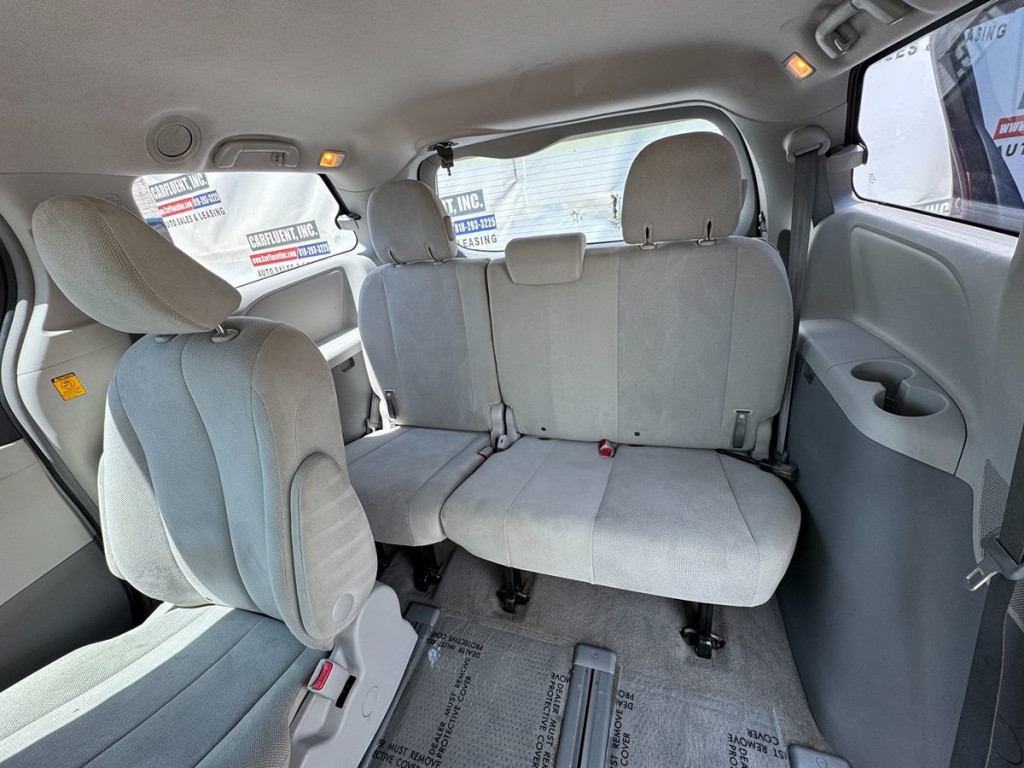 2013 Toyota Sienna Image 17