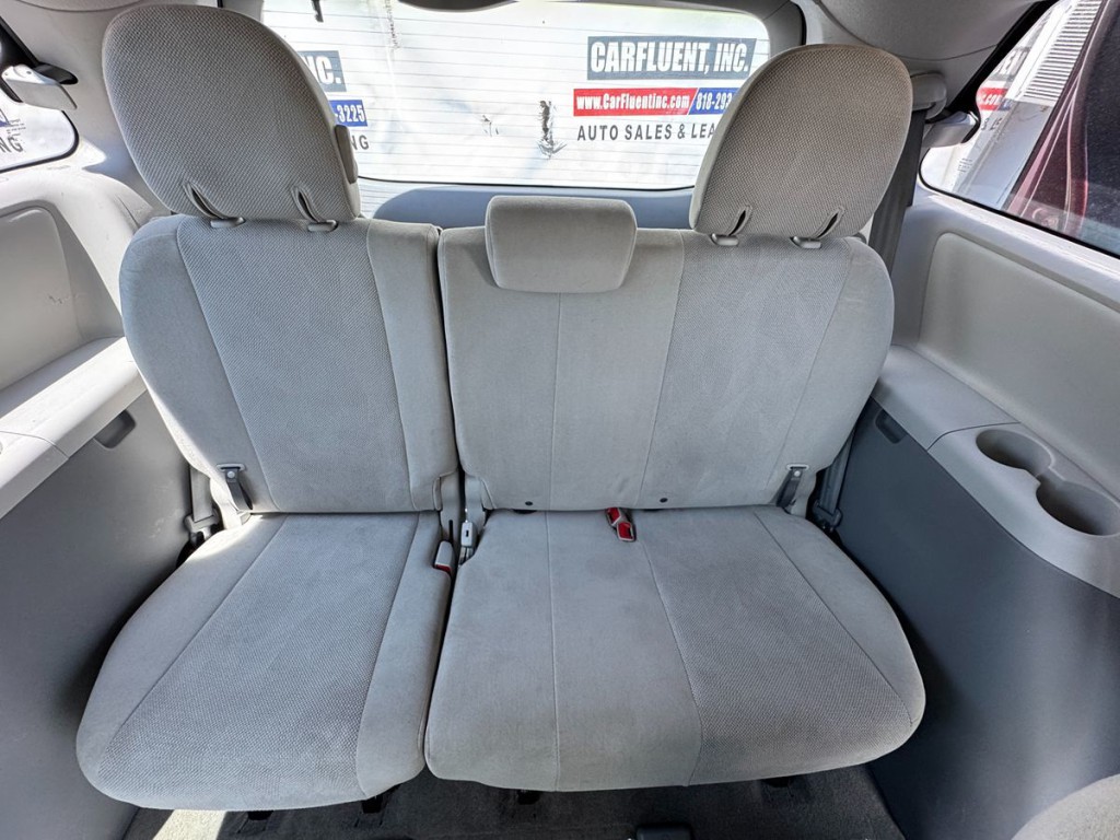 2013 Toyota Sienna Image 18