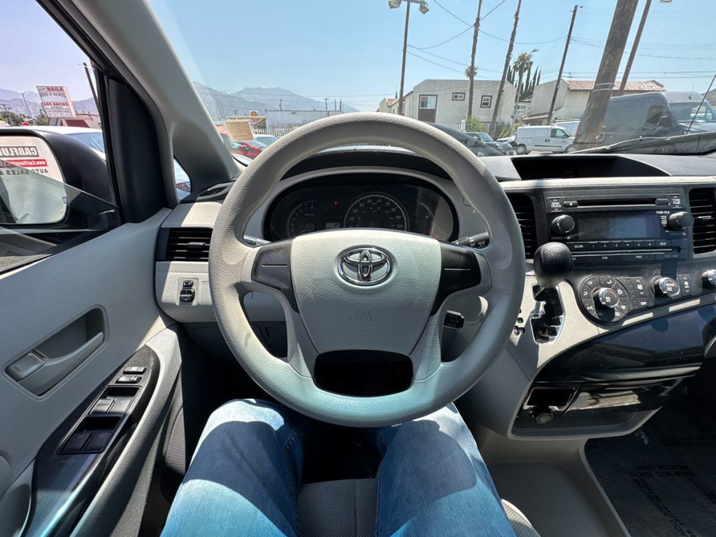 2013 Toyota Sienna Image 20