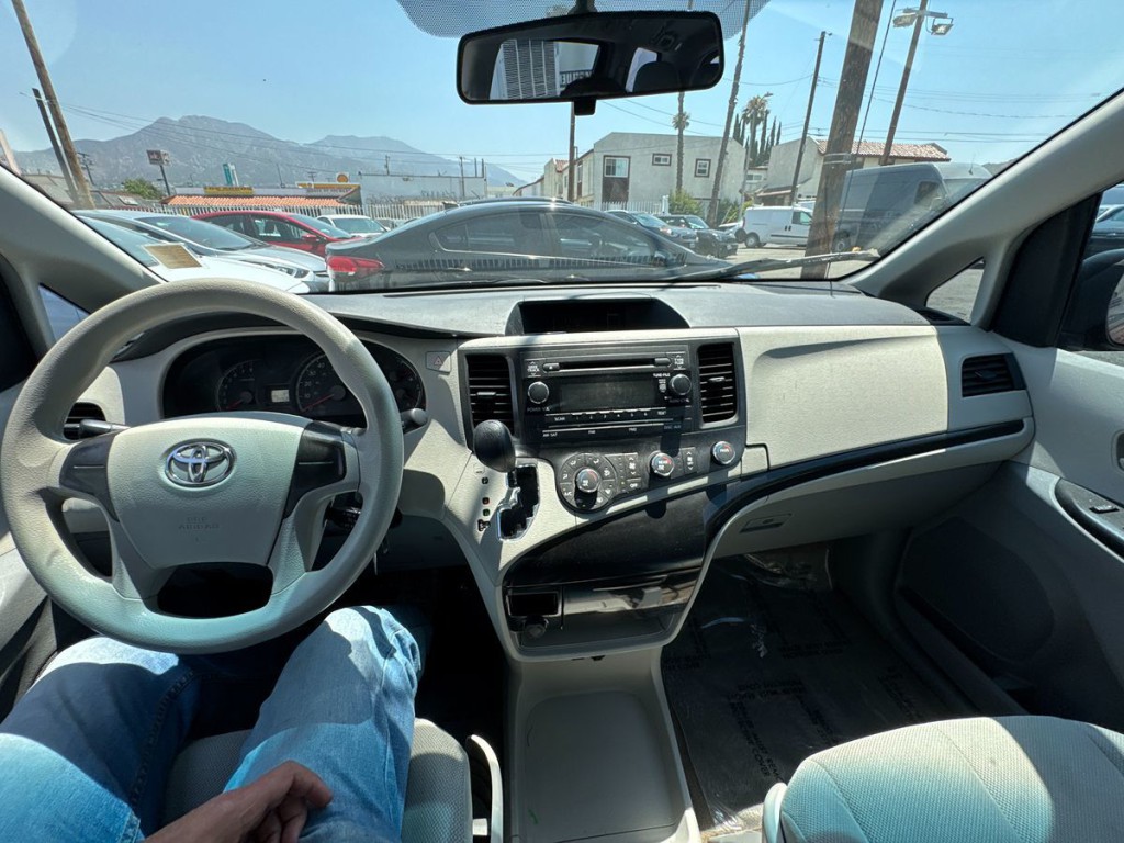 2013 Toyota Sienna Image 21
