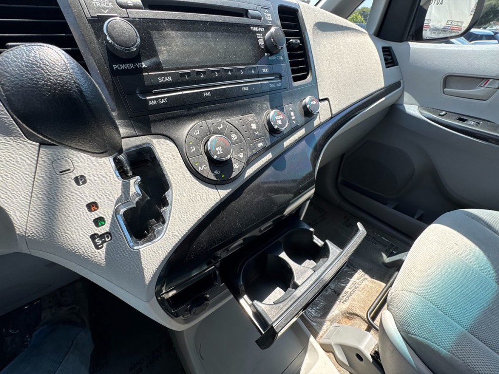 2013 Toyota Sienna Image 22
