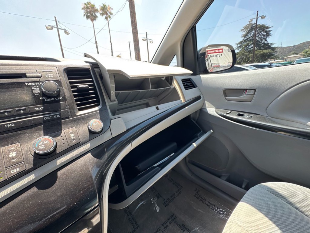 2013 Toyota Sienna Image 23
