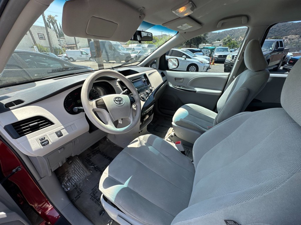 2013 Toyota Sienna Image 24