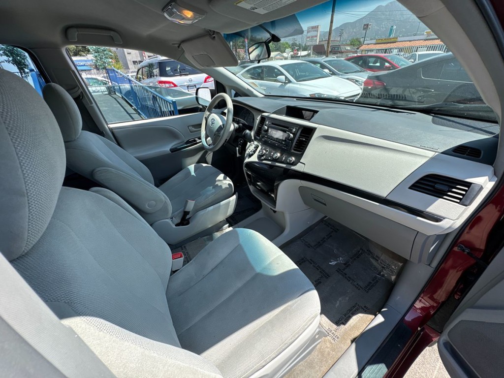 2013 Toyota Sienna Image 25