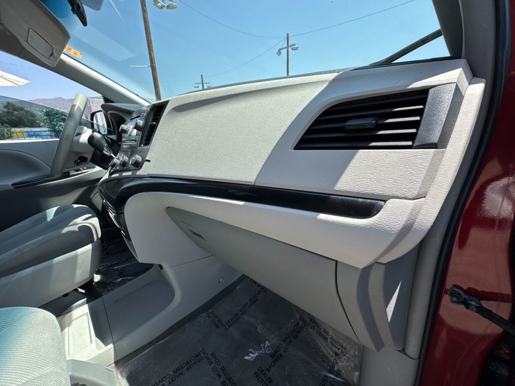2013 Toyota Sienna Image 26