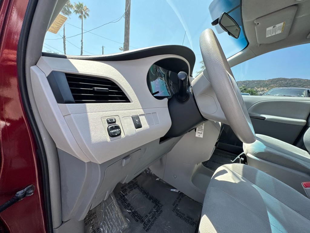 2013 Toyota Sienna Image 27