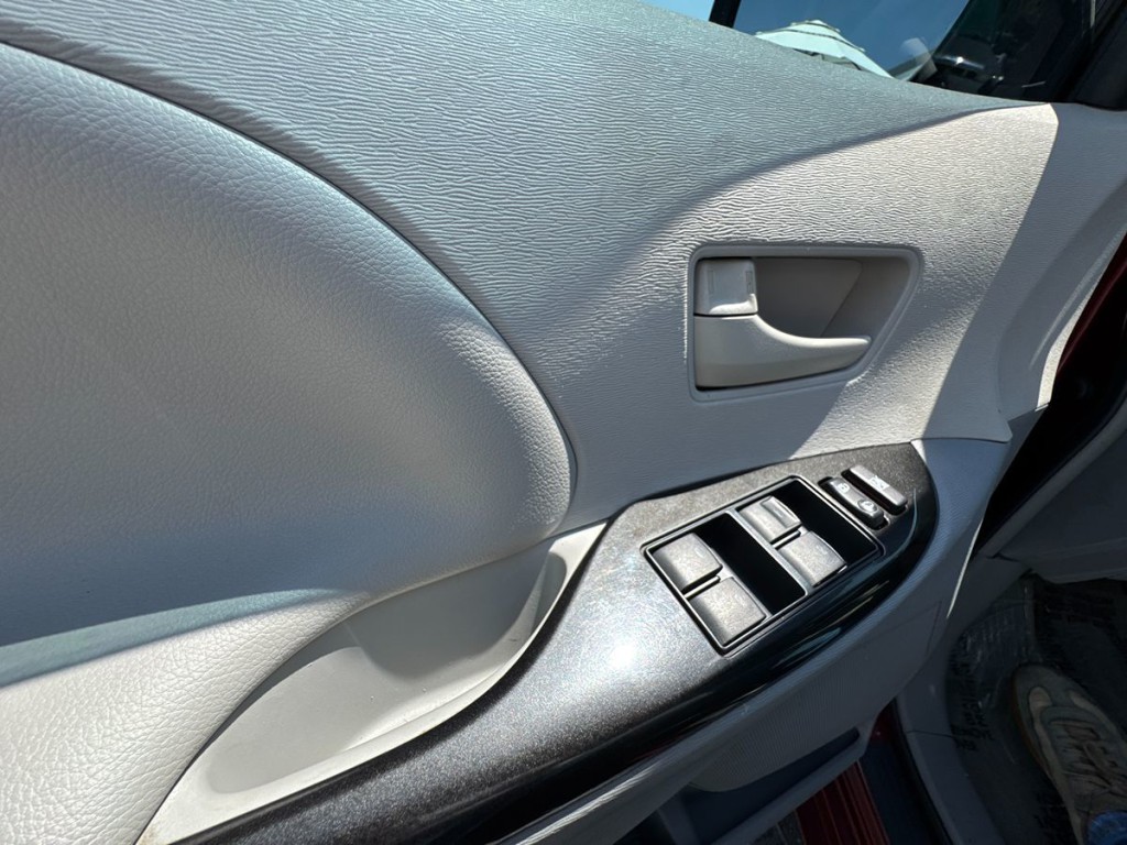 2013 Toyota Sienna Image 28