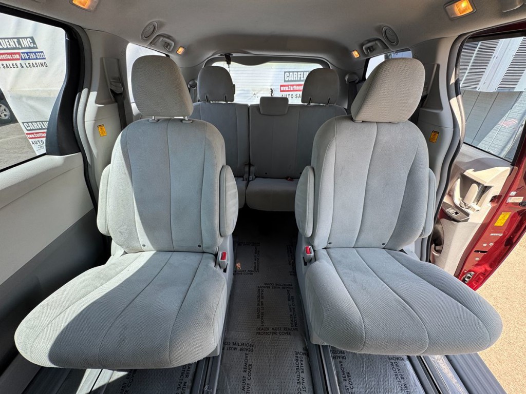 2013 Toyota Sienna Image 29