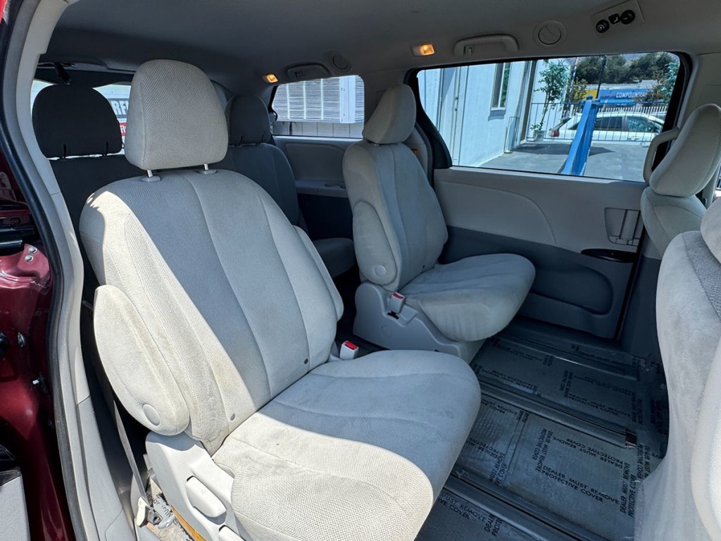 2013 Toyota Sienna Image 30