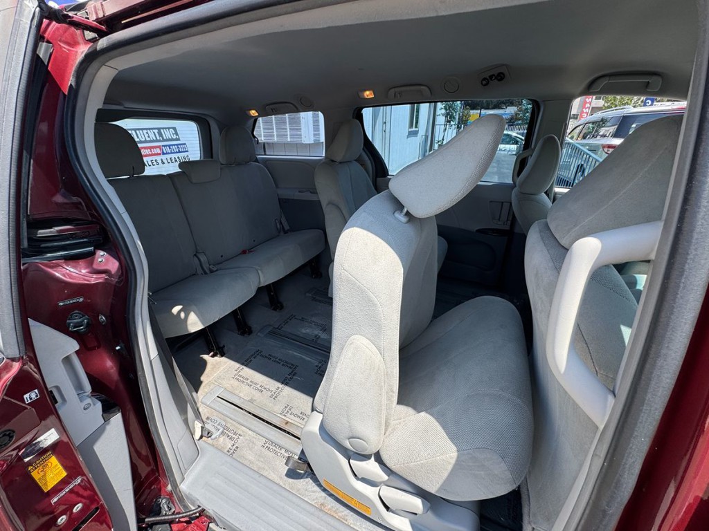 2013 Toyota Sienna Image 31