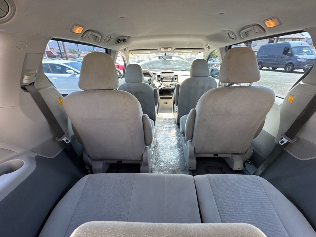 2013 Toyota Sienna Image 33