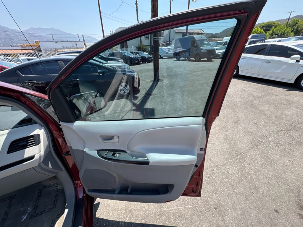 2013 Toyota Sienna Image 34