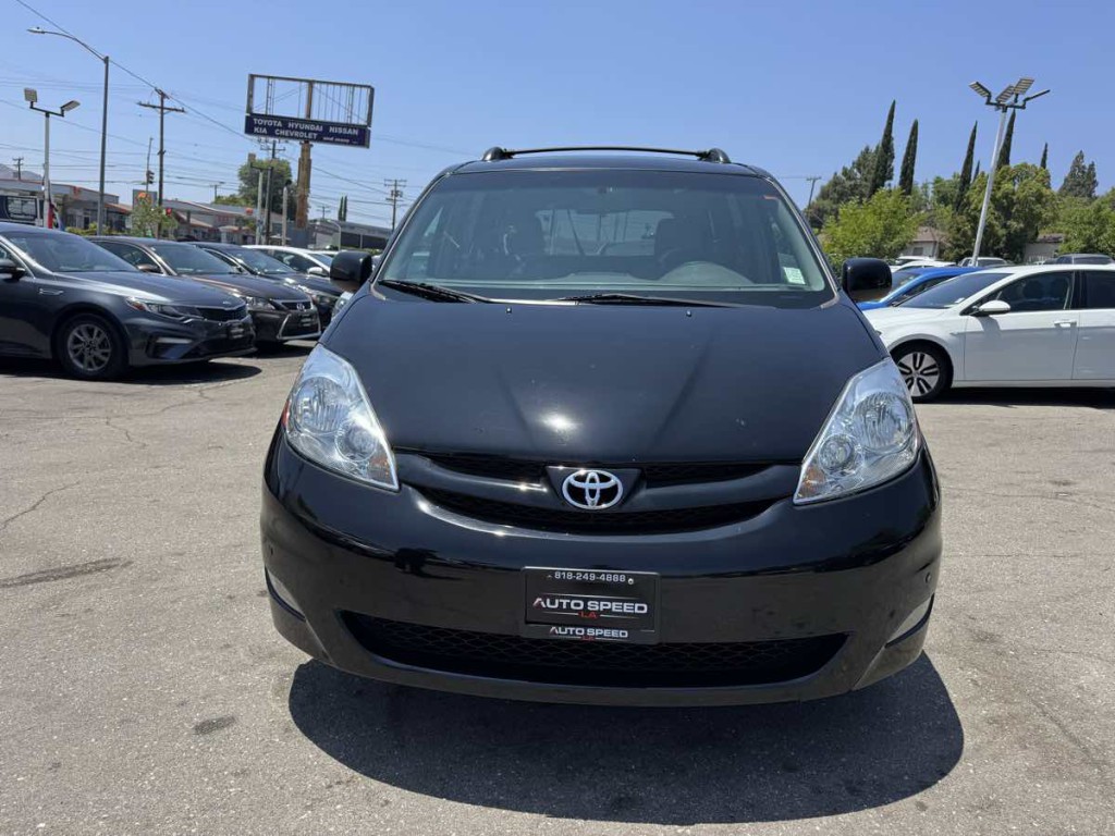 2009 Toyota Sienna Image 2