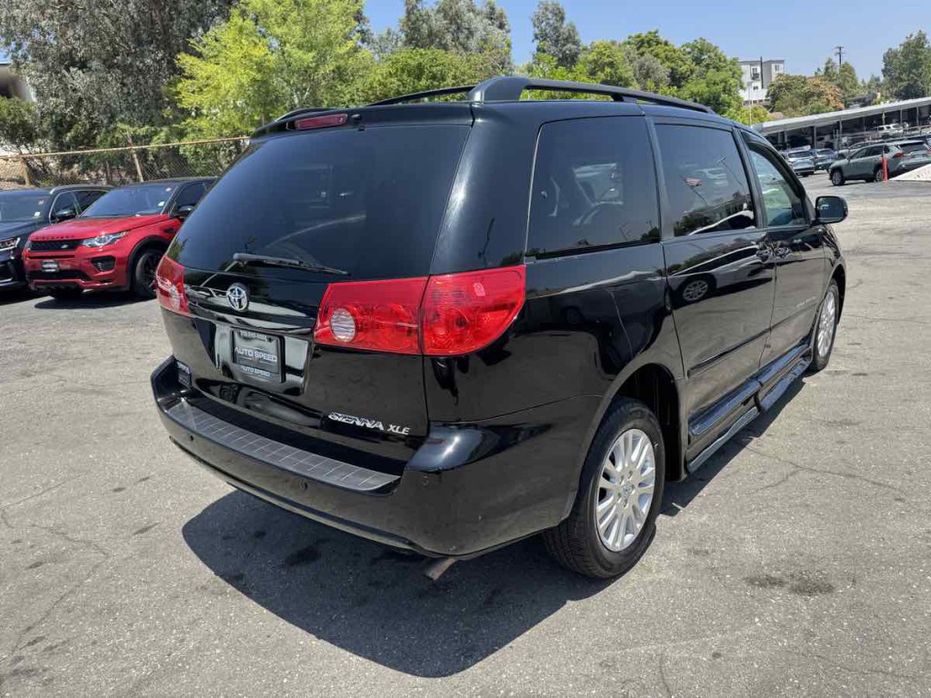 2009 Toyota Sienna Image 4