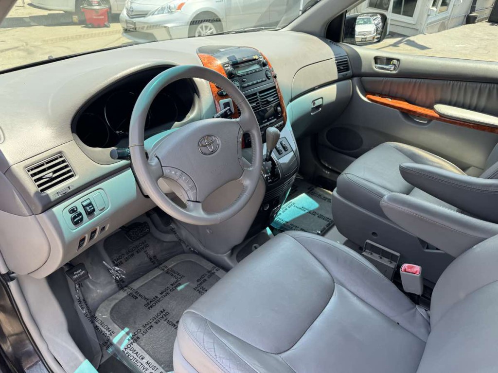 2009 Toyota Sienna Image 8