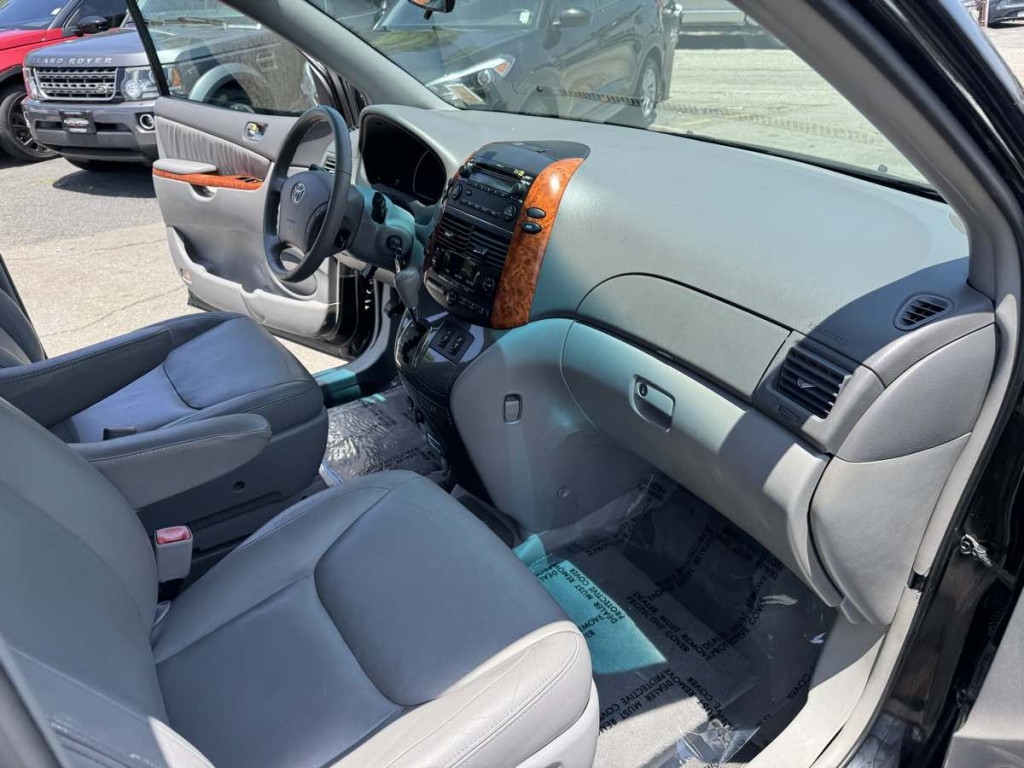 2009 Toyota Sienna Image 14