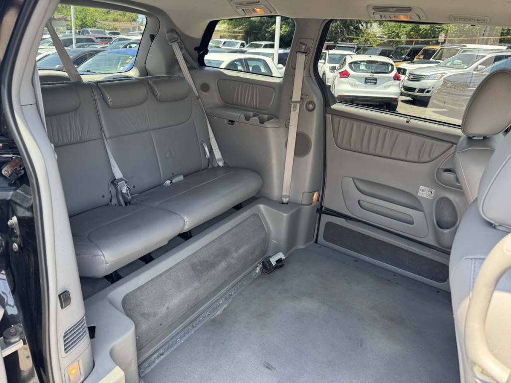 2009 Toyota Sienna Image 15