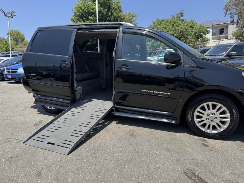 2009 Toyota Sienna Image 16