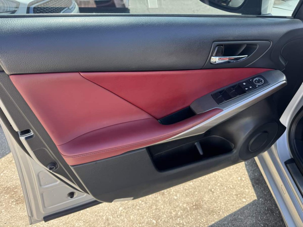 2016 Lexus IS 200t Image 10