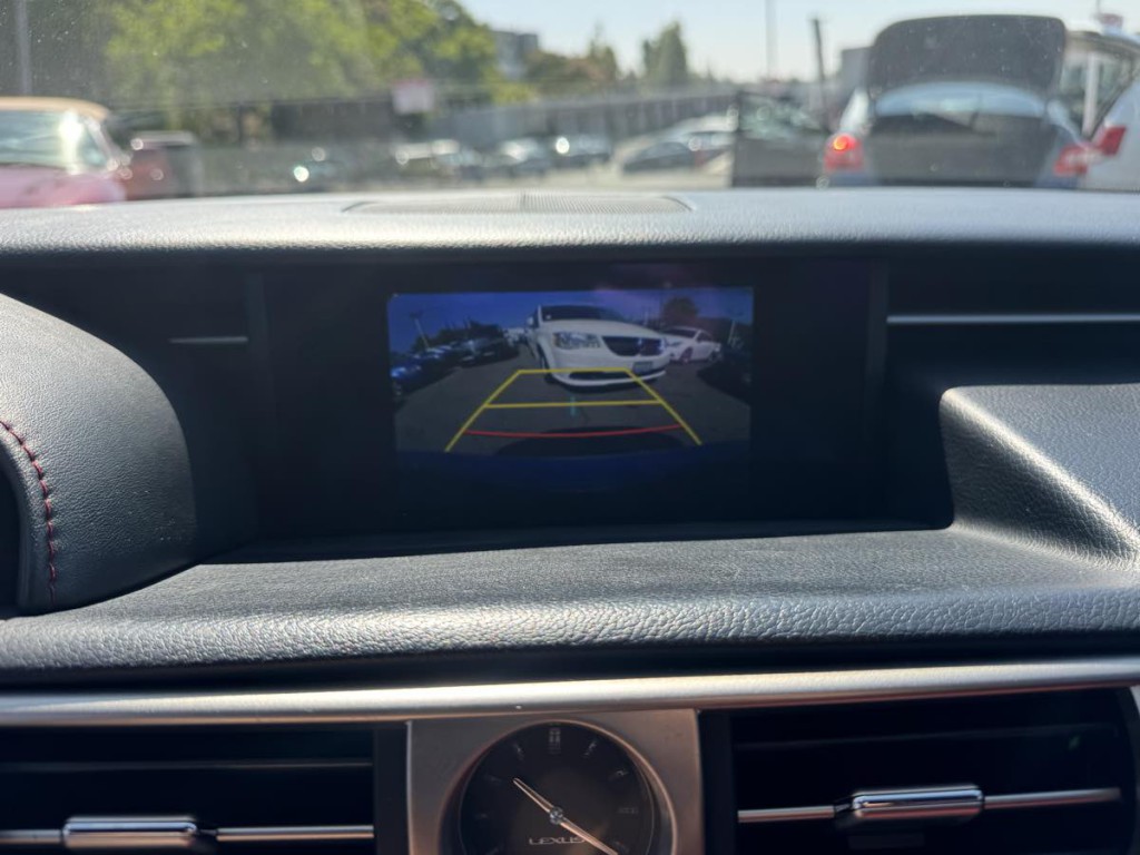 2016 Lexus IS 200t Image 15