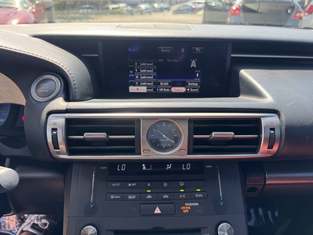 2016 Lexus IS 200t Image 16