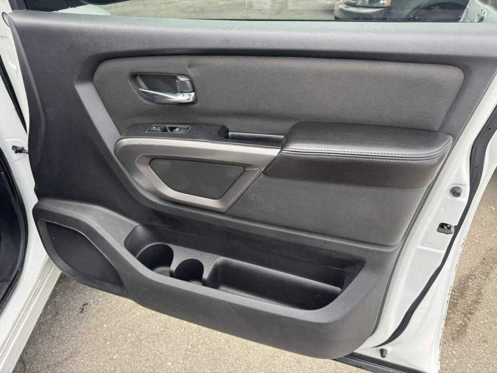 2015 Nissan Titan Image 10