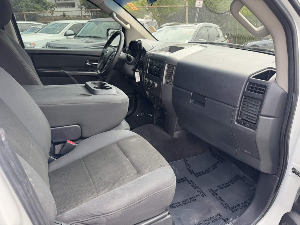 2015 Nissan Titan Image 11