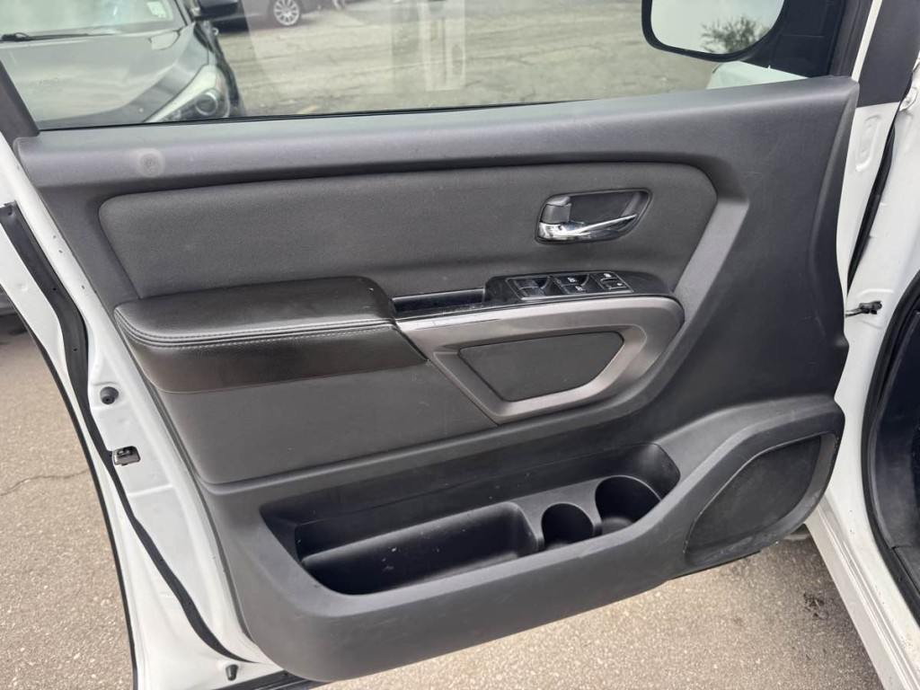 2015 Nissan Titan Image 18