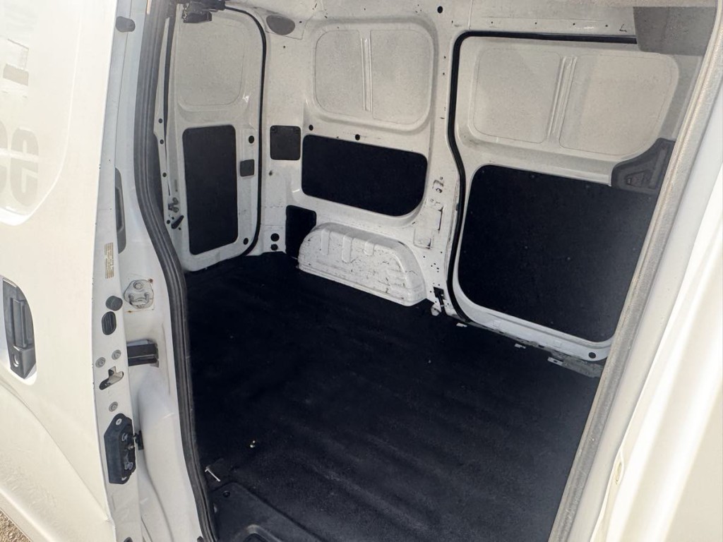 2015 Nissan NV200 Image 16
