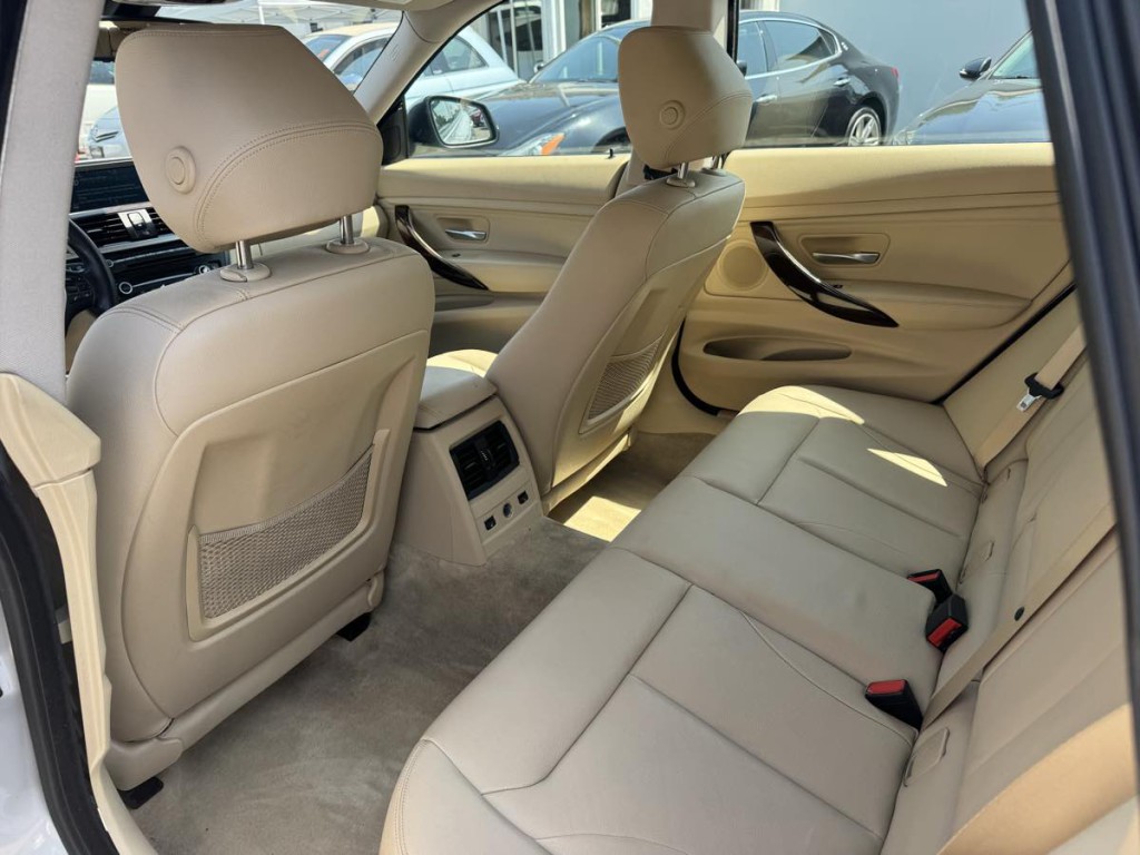 2015 BMW 3 Series Image 18