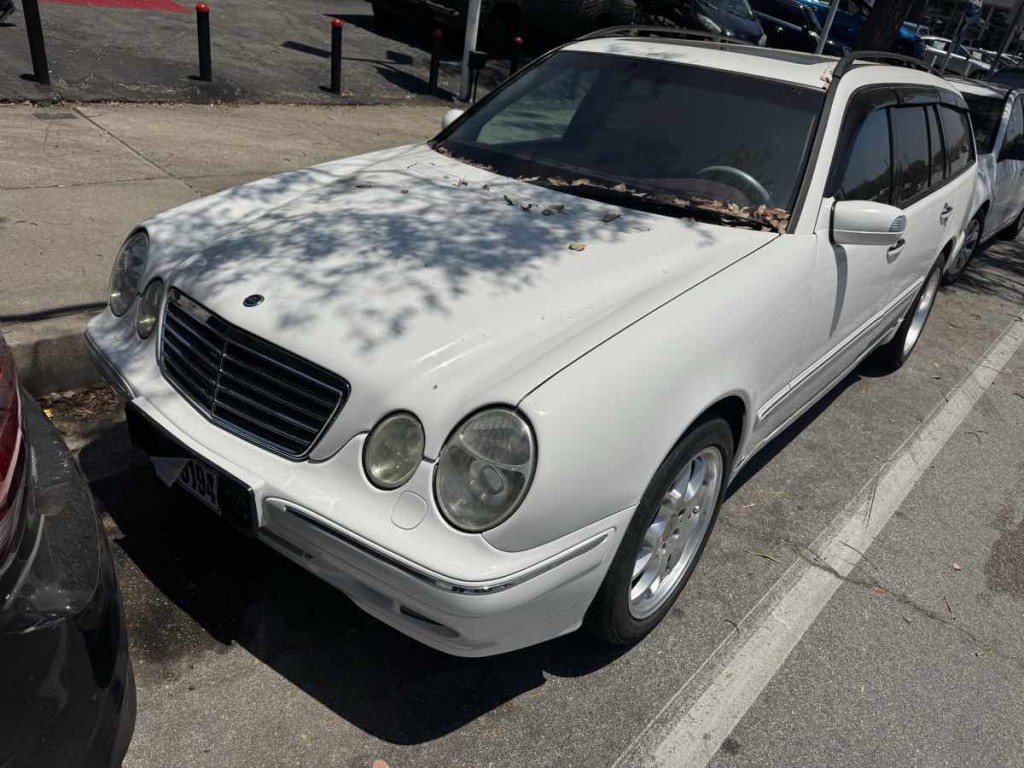 2000 Mercedes-Benz E-Class Image 2