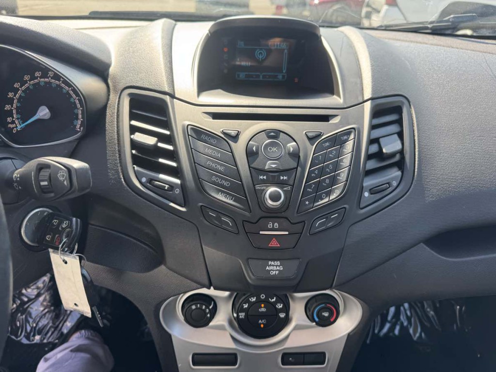 2016 Ford Fiesta Image 11