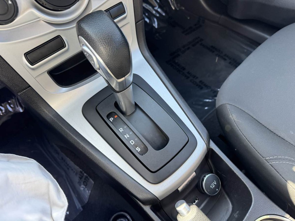 2016 Ford Fiesta Image 12