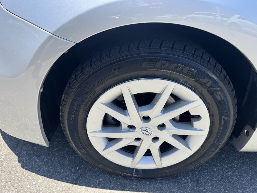 2012 Toyota Prius Image 7