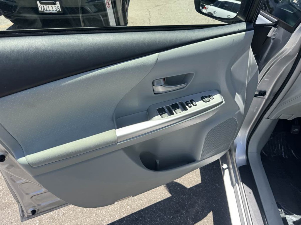2012 Toyota Prius Image 14
