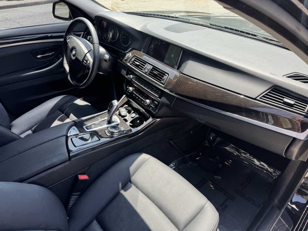 2014 BMW 5 Series Image 25