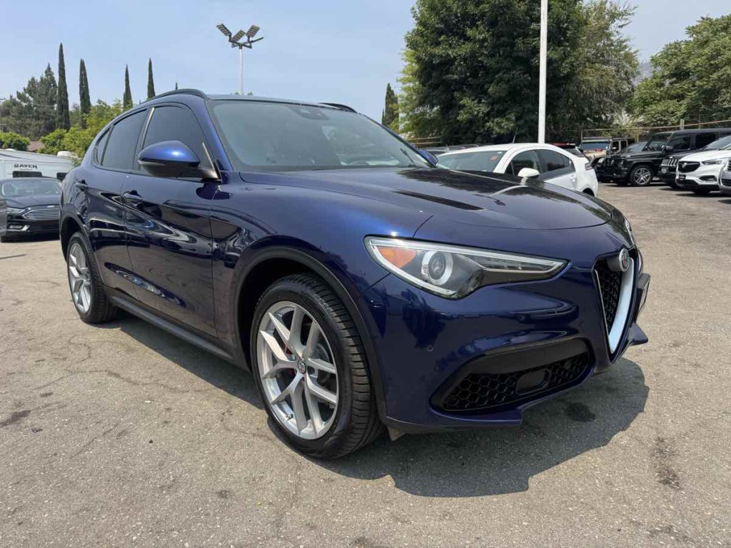 2018 Alfa Romeo Stelvio Image 1