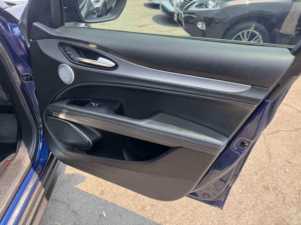 2018 Alfa Romeo Stelvio Image 17