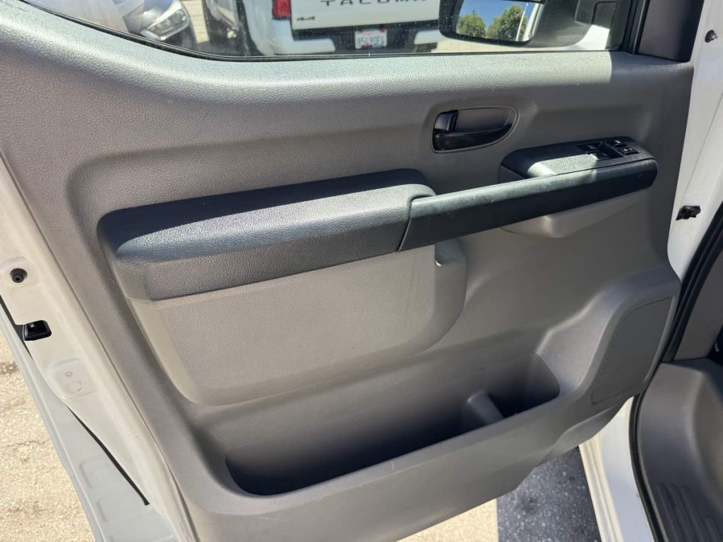 2017 Nissan NV Image 17