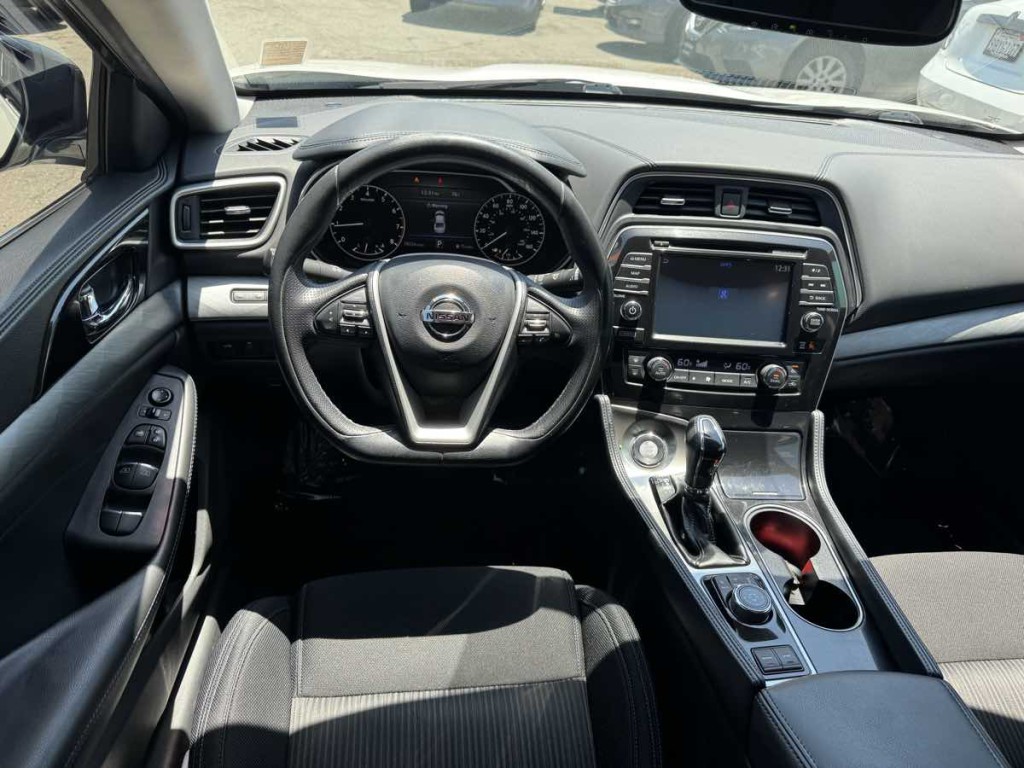 2016 Nissan Maxima Image 10