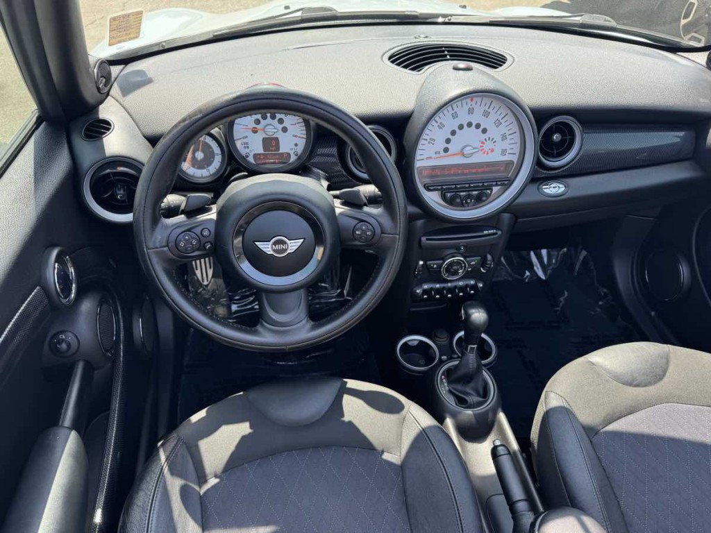 2011 MINI Cooper Image 15