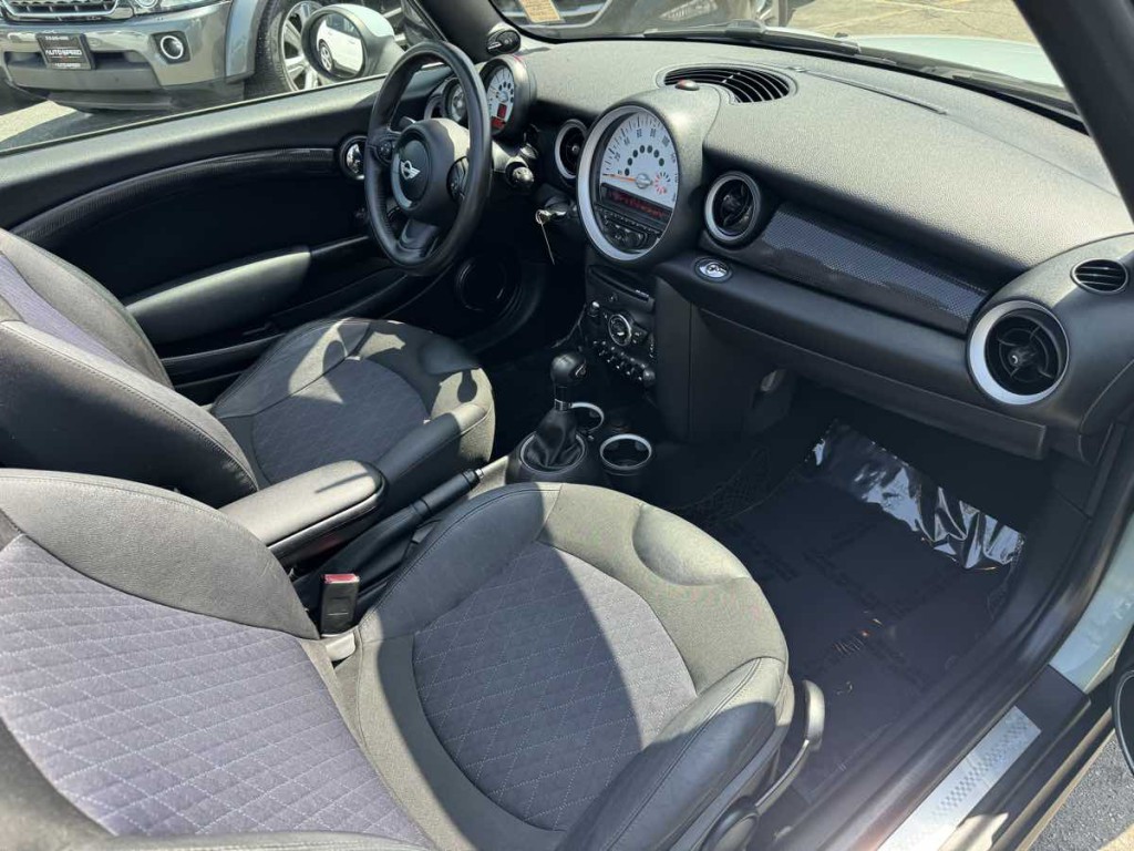 2011 MINI Cooper Image 20