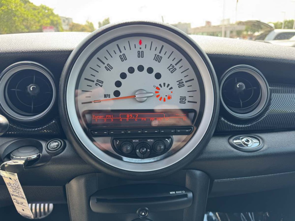 2011 MINI Cooper Image 26