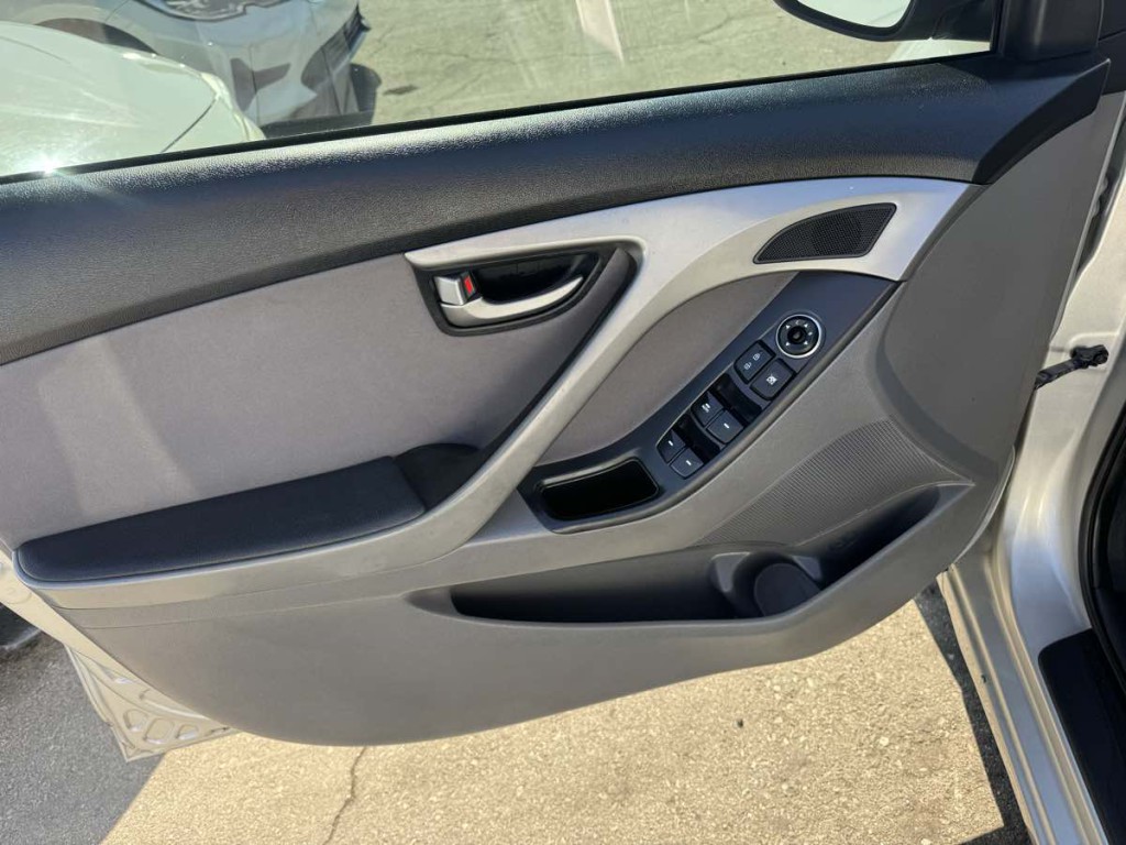2015 Hyundai Elantra Image 8