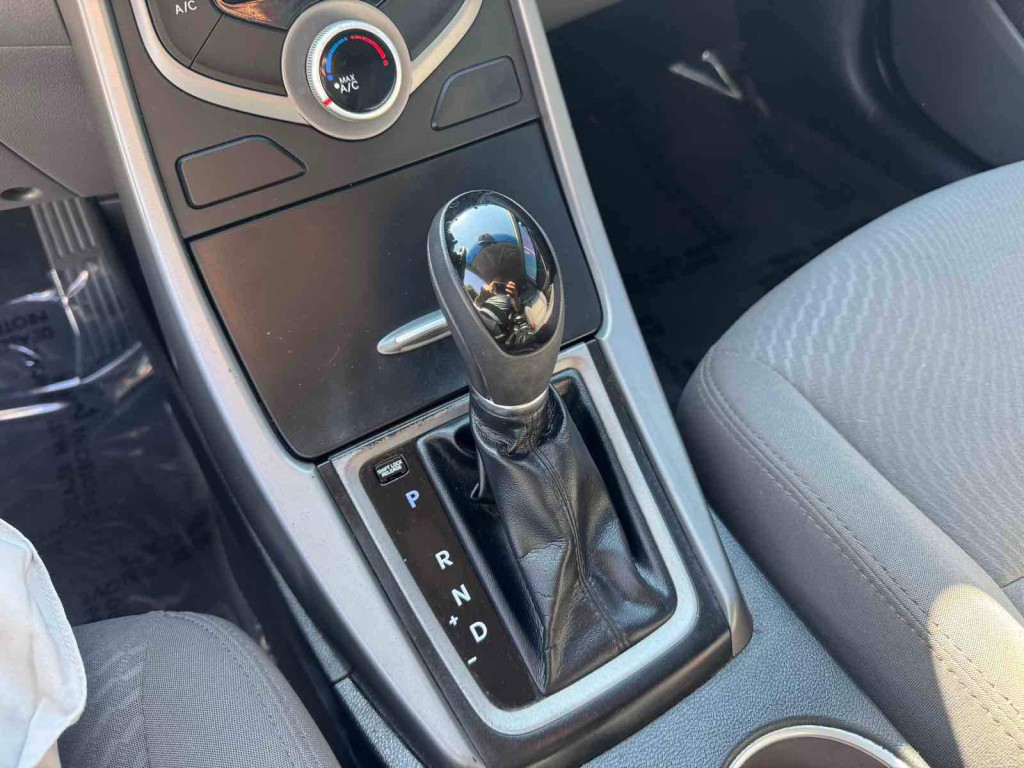 2015 Hyundai Elantra Image 12