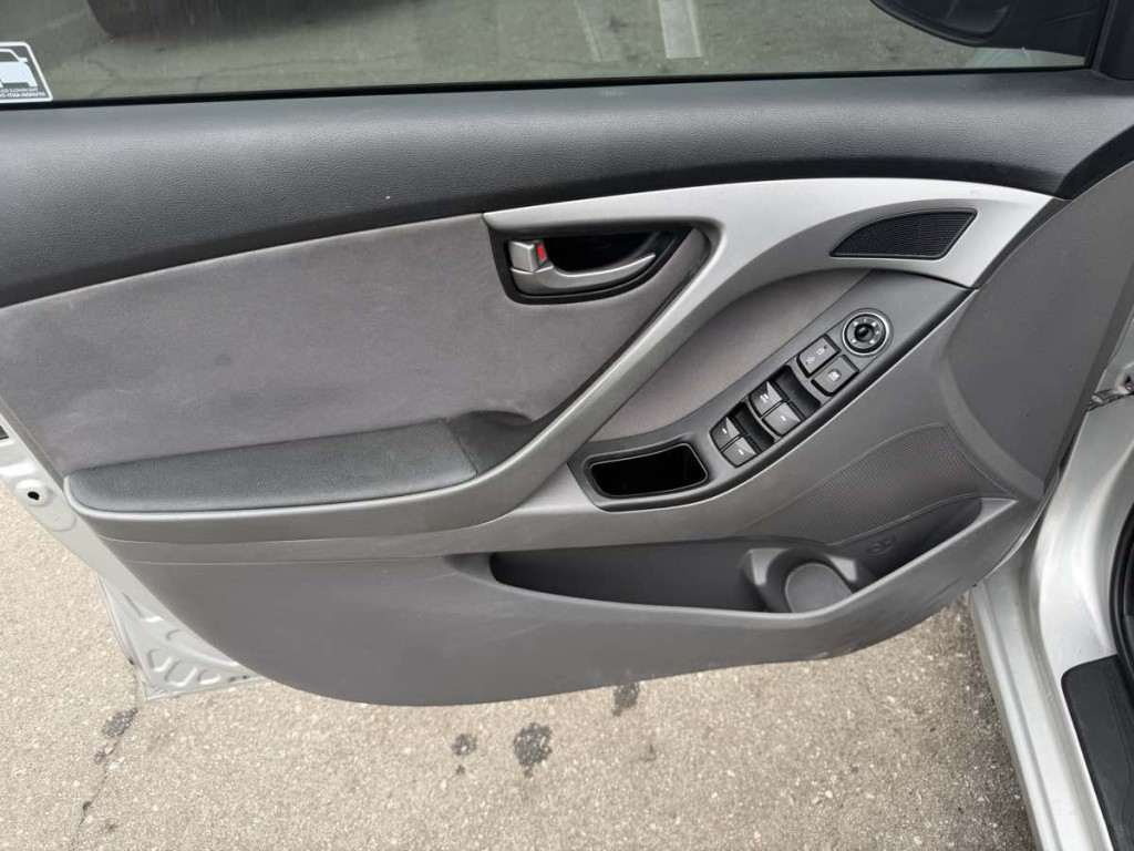 2015 Hyundai Elantra Image 32