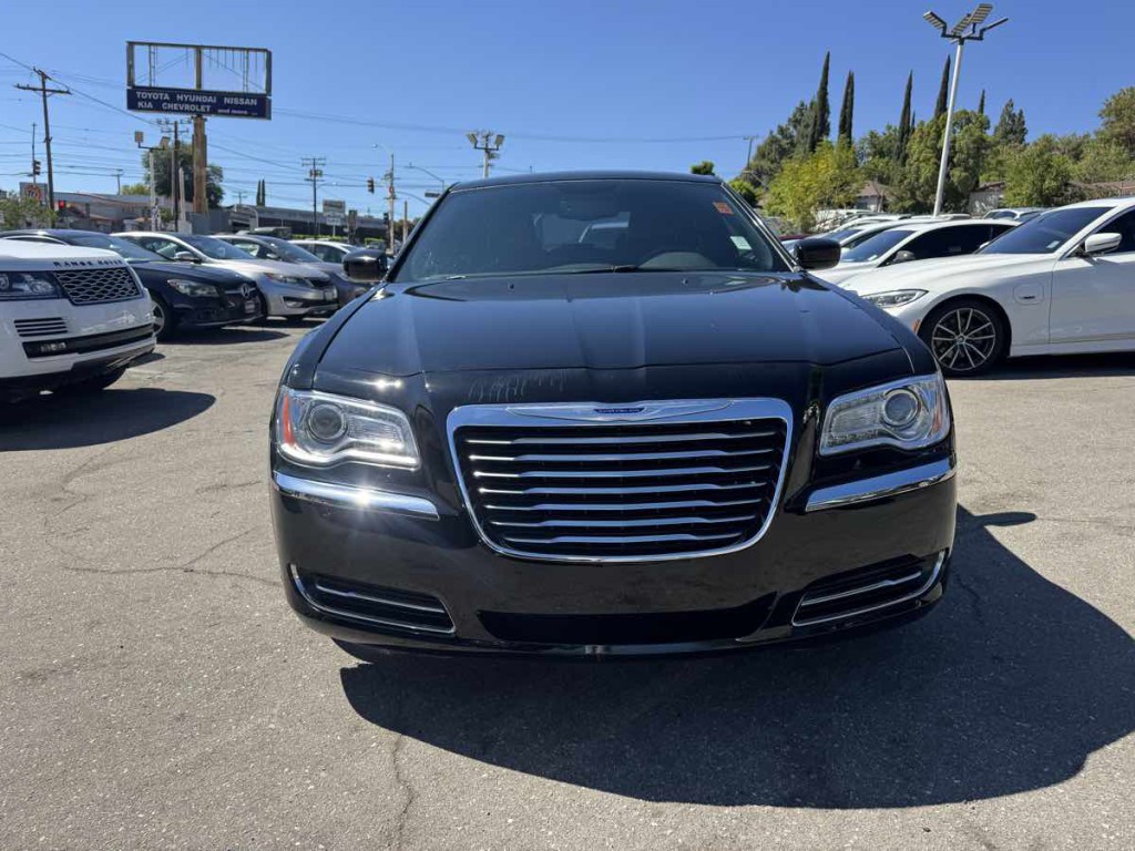 2014 Chrysler 300 Image 2