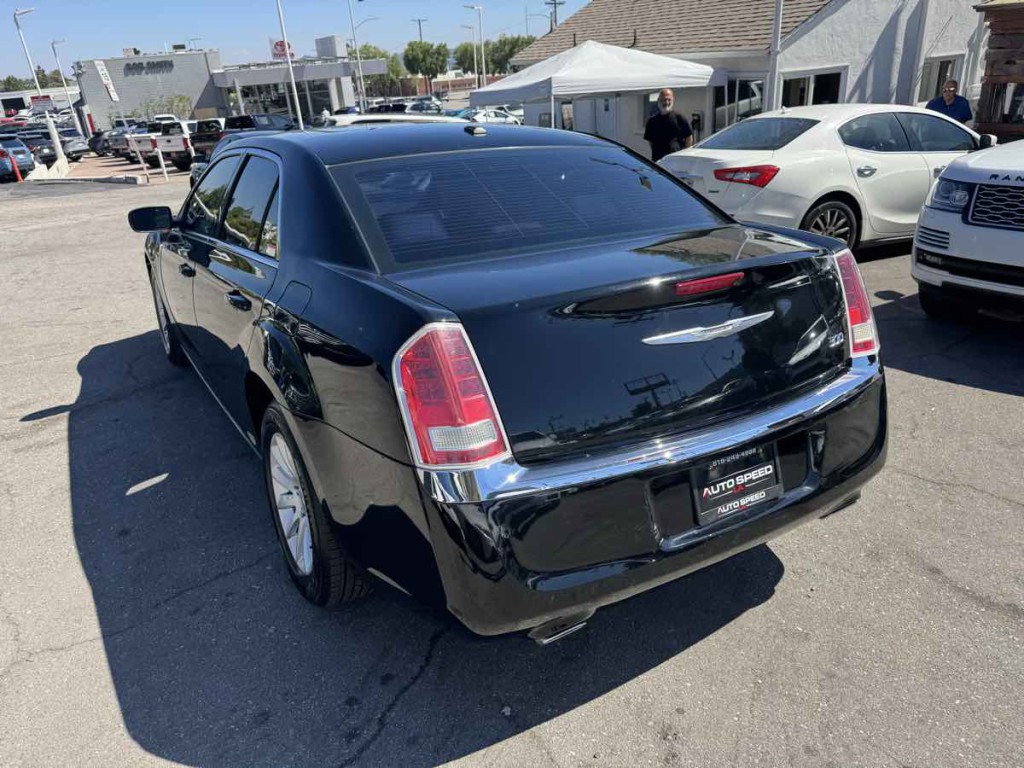 2014 Chrysler 300 Image 4